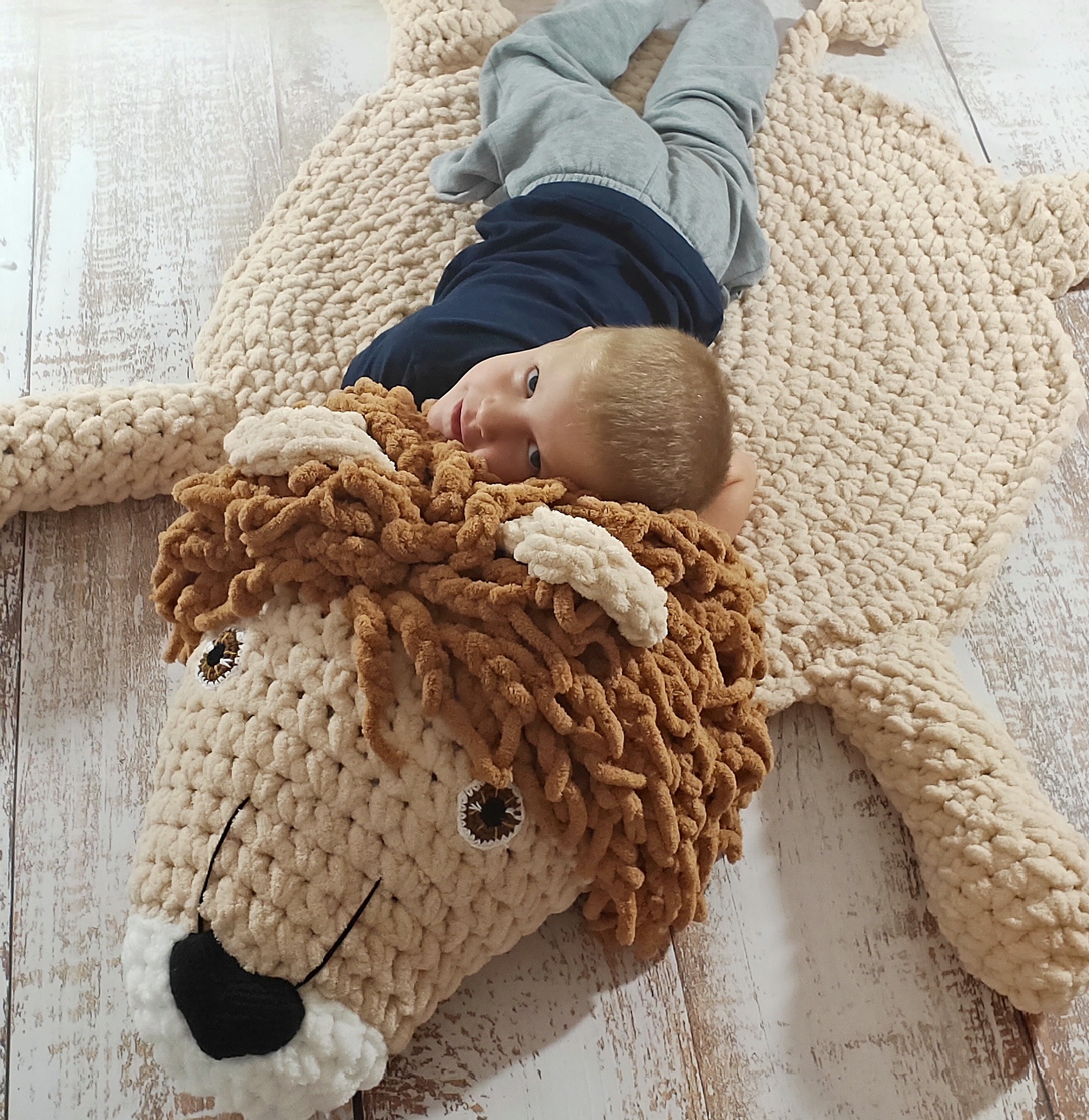 Dywan Lew wykonany za pomocą dłoni.