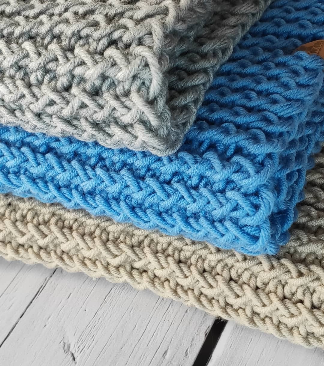 Koc wykonany na obręczy dziewiarskiej