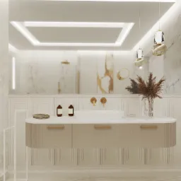 Elegancka łazienka z marmurowymi ścianami, beżową szafką pod umywalkę z trzema szufladami z delikatnymi złotymi uchwytami, okrągłe lustro, designerskie lampy wiszące i dekoracyjny bukiet w szklanym...