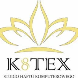 Stylizowane logo firmy K8TEX Studio Haftu Komputerowego z motywem roślinnym w kolorze złota.