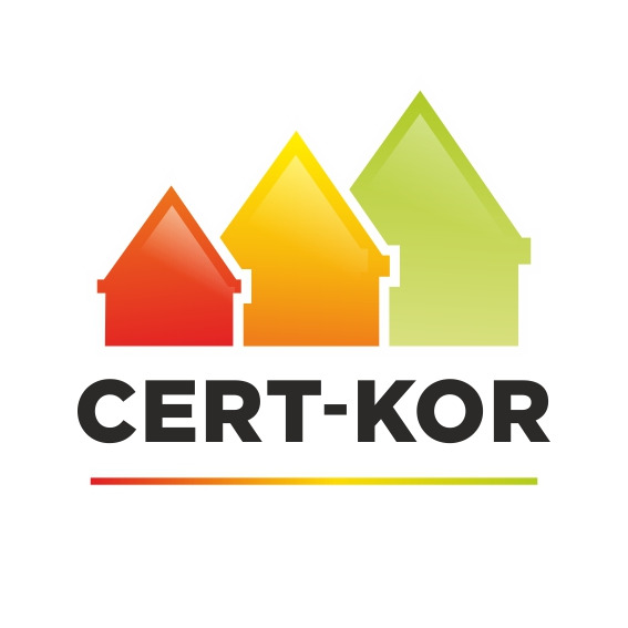 Logo firmy CERT-KOR z trzema domami w kolorach czerwonym, pomarańczowym i zielonym, symbolizującymi efektywność energetyczną.