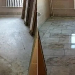 Por&oacute;wnanie stanu podłogi przed i po czyszczeniu: po lewej stronie zabrudzona, matowa powierzchnia, po prawej wyczyszczona, błyszcząca marmurowa posadzka z odbiciem światła.