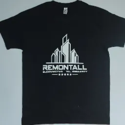 Czarna koszulka z białym nadrukiem logo firmy budowlanej 'REMONTALL' z motywem stylizowanych budynków i pięcioma gwiazdkami.