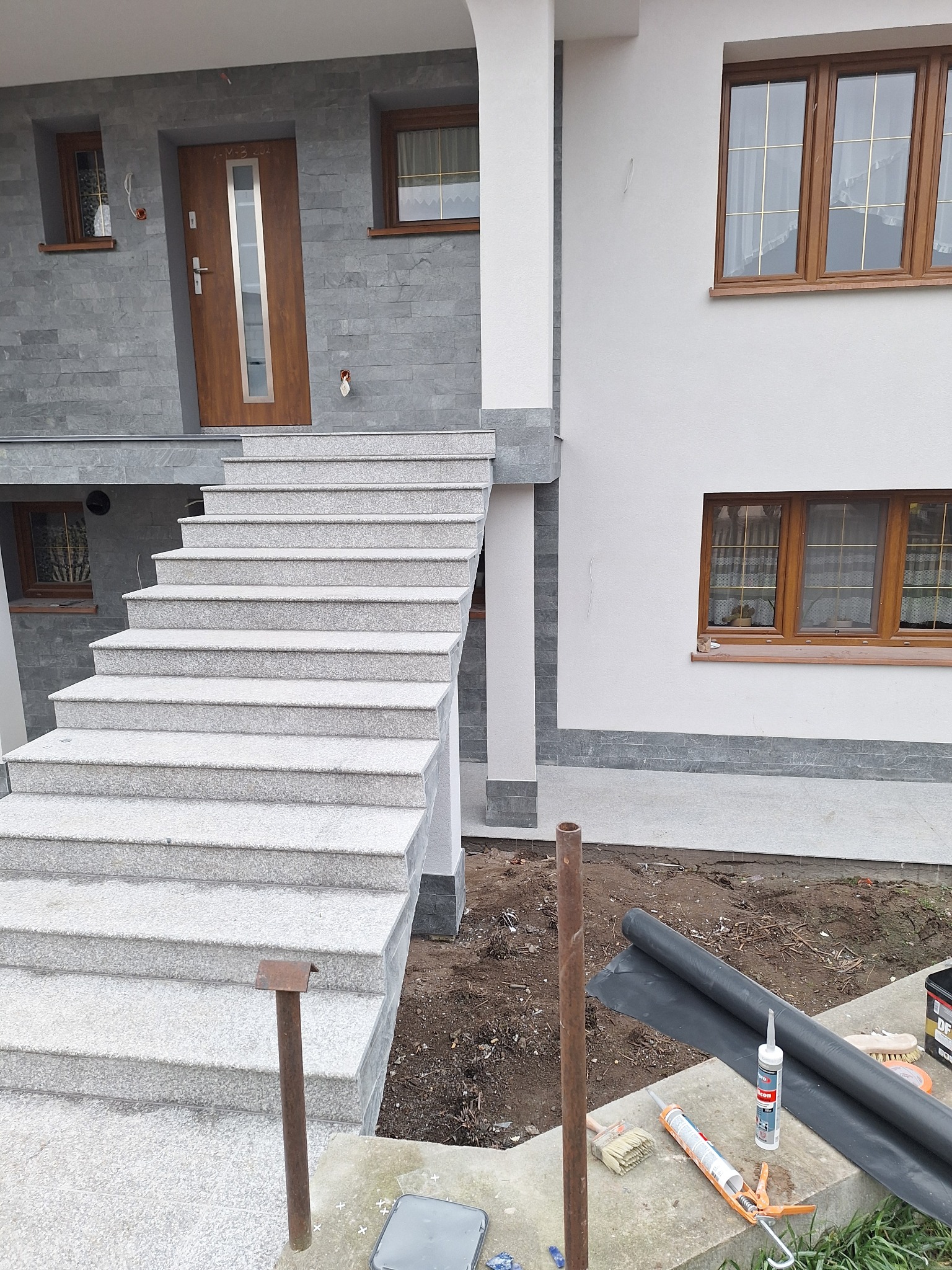 Wykonanie elewacji oraz obróbka schodów