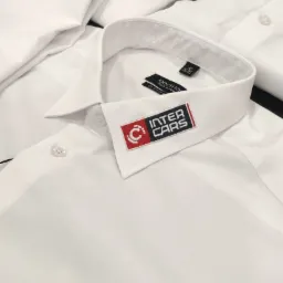 Biała koszula z krótkim rękawem i wyhaftowanym logo 'INTER CARS' na kołnierzyku, widoczna metka producenta 'Recman Made in Poland', rozmiar 43.