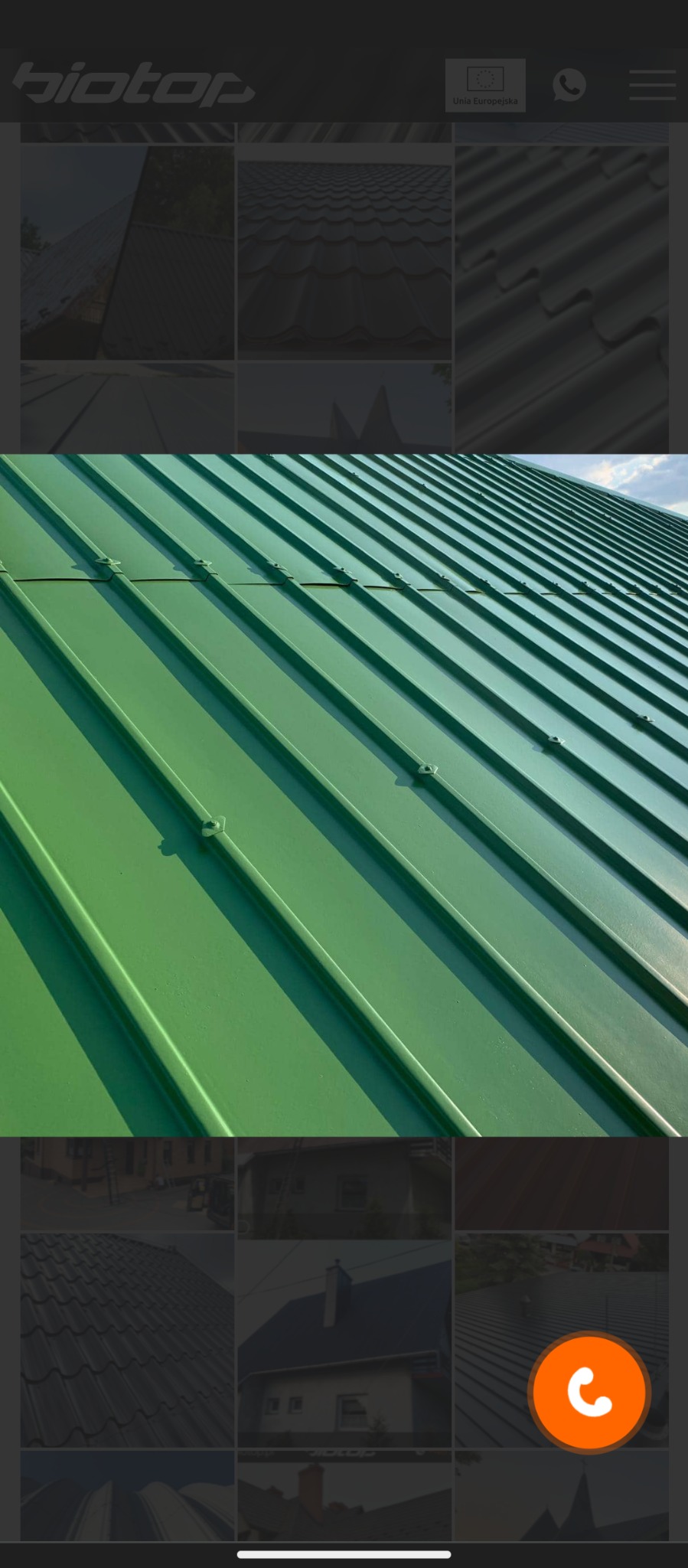 Świeżo pomalowany na zielono blaszany dach z widocznymi wkrętami mocującymi, sfotografowany pod kątem z bliska.