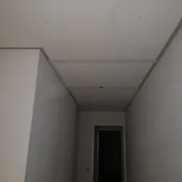 Montaż płyt kartonowo-gipsowych na suficie w Mołstowie, widoczne profile i łączenia płyt, przygotowanie do dalszych prac wykończeniowych.