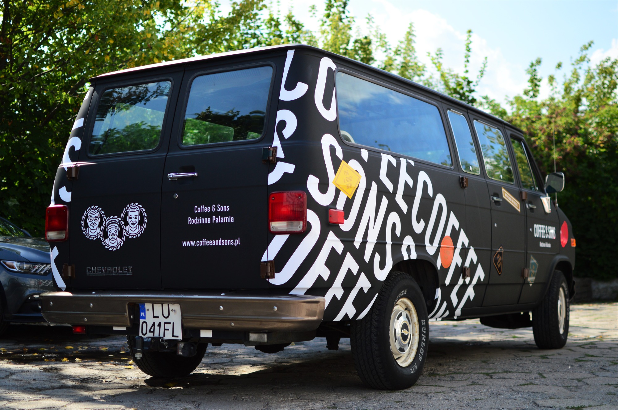 Zmiana koloru na czarny mat i grafika reklamowa.