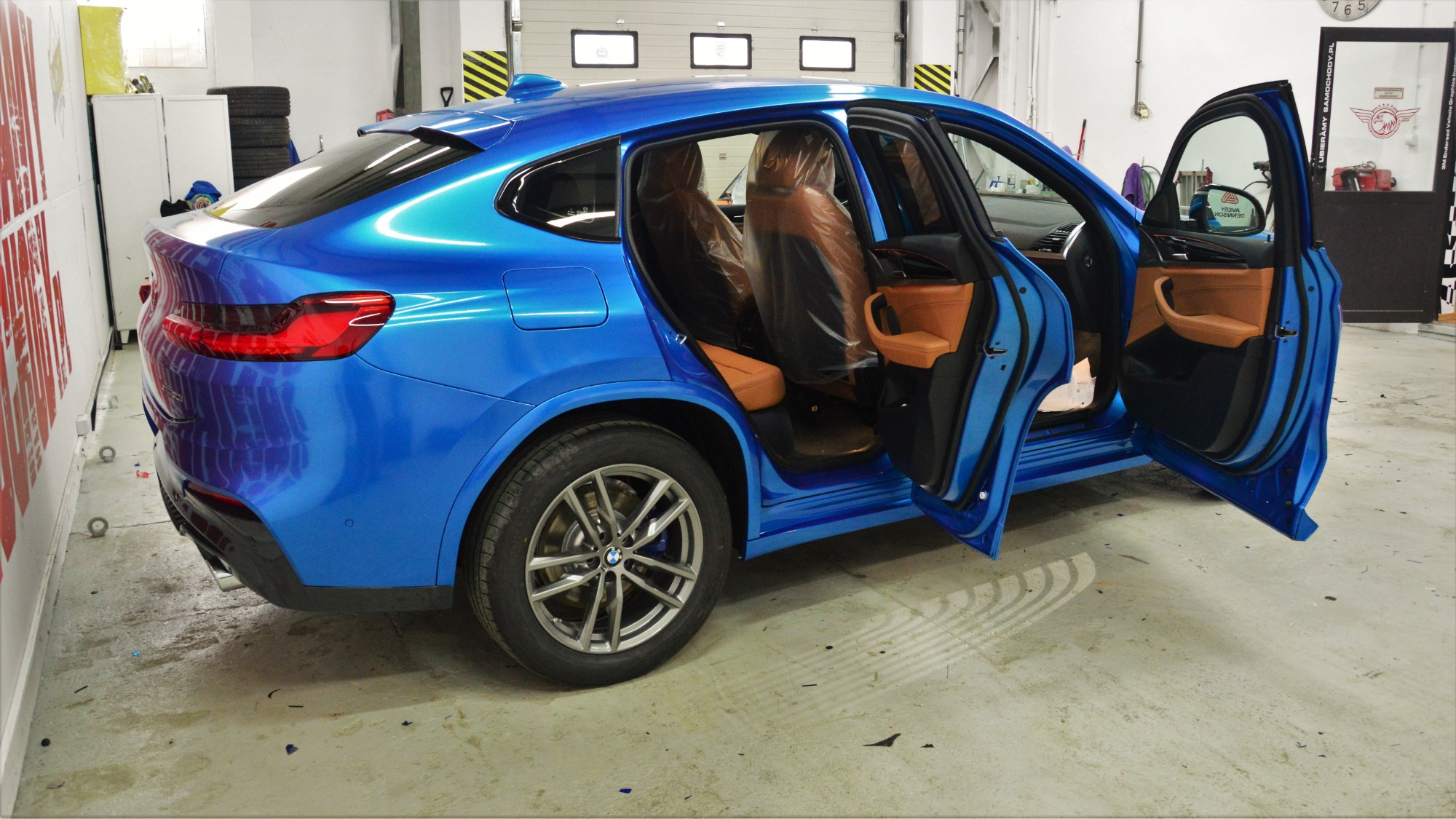 Zmiana koloru na niebieski wraz z wnękami.