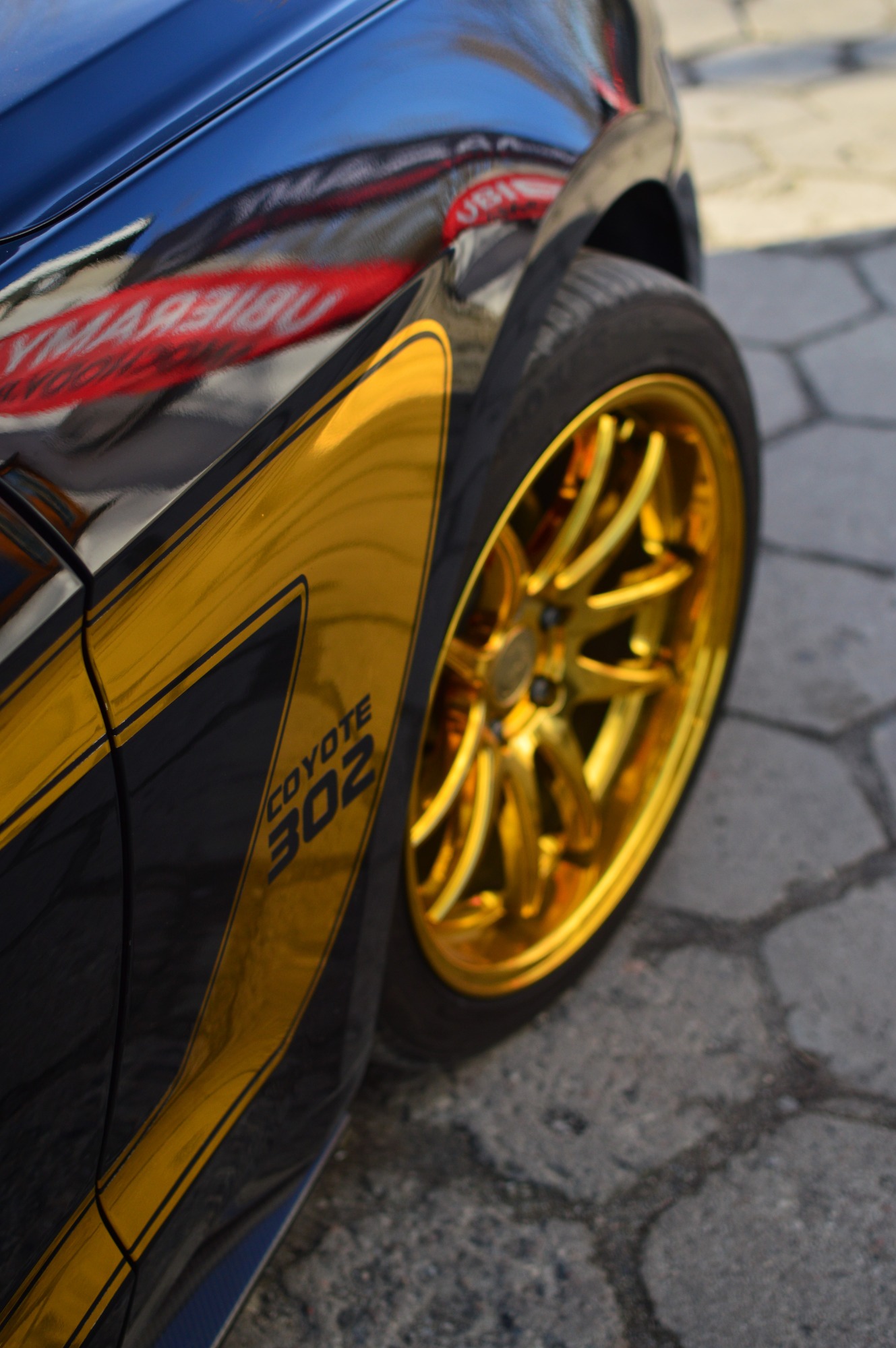 Stylizacja złotym chromem.