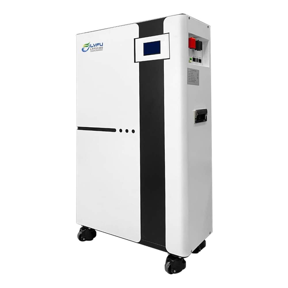 Biała, pionowa bateria magazynu energii z czarnymi akcentami, logo LVFU i wyświetlaczem, umieszczona na kółkach na białym tle.