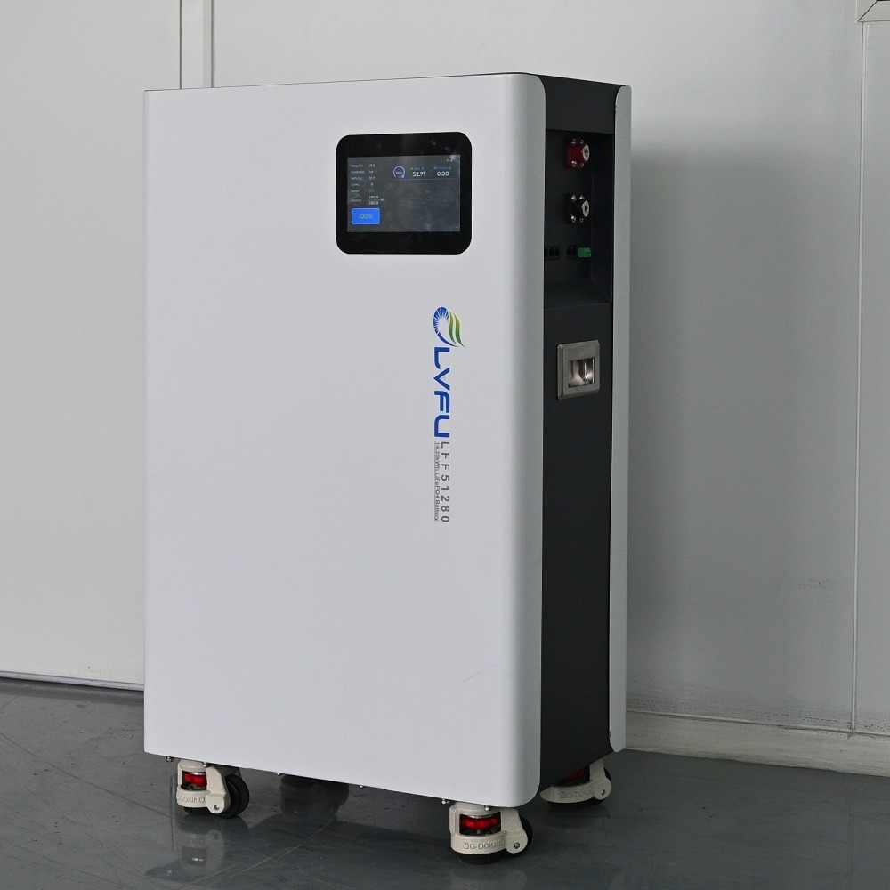 Biała, mobilna jednostka magazynowania energii LVFU z wyświetlaczem pokazującym dane, umieszczona na szarej podłodze przy białej ścianie.