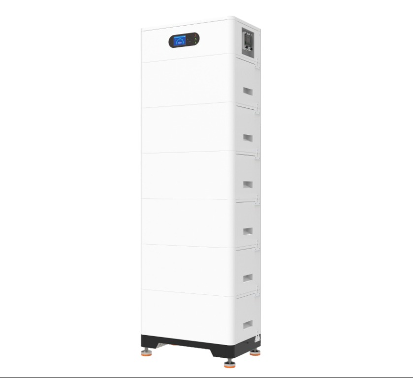 Biały, modułowy magazyn energii z wyświetlaczem LCD i pomarańczowymi nóżkami, na białym tle.