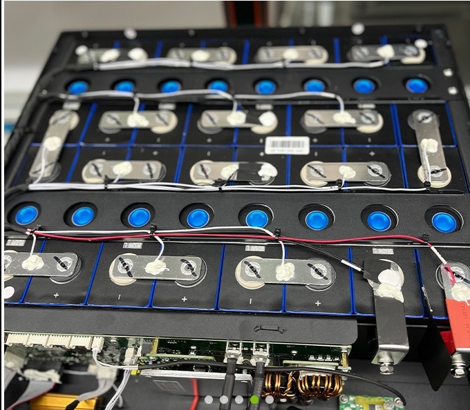 Wnętrze modułu bateryjnego z widocznymi ogniwami, połączeniami elektrycznymi i elementami elektroniki sterującej.