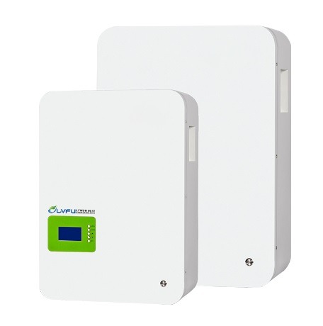 Dwa białe, nowoczesne magazyny energii o zaokrąglonych krawędziach, różniące się rozmiarem, z zielonym panelem sterowania na mniejszym urządzeniu, prezentowane w studiu na białym tle.