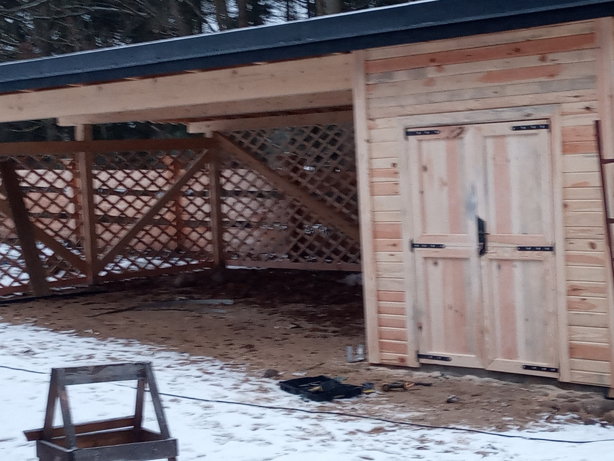 Wiata garażowa ze schowkiem na nazedzia