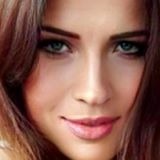 Portret kobiety z delikatnym makijażem, podkreślone usta i oczy, brązowe włosy z refleksami, gładka cera, subtelny uśmiech.