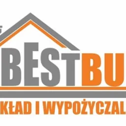 Szare logo firmy BestBud z pomarańczową ramką i napisem 'Skład i Wypożyczalnia' na białym tle. Grafika prosta, czytelna, z motywem domu w górnej części.