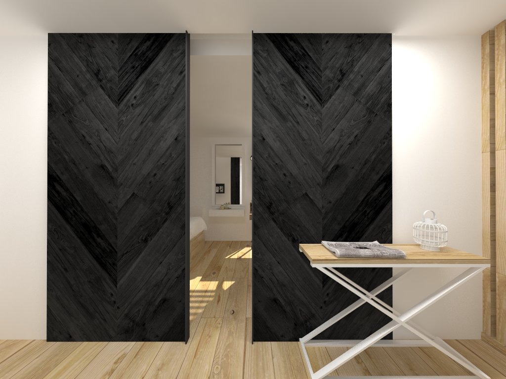 Nowoczesne, przesuwne drzwi z ciemnego drewna ułożonego we wzór jodełki, częściowo otwarte, z widokiem na sypialnię w tle, stolik z gazetą i dekoracyjną klatką dla ptaków z boku.