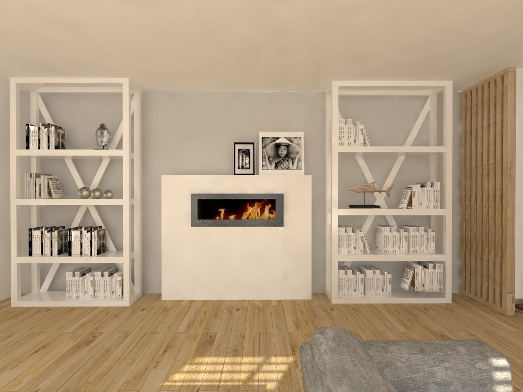 Jasne wnętrze z drewnianą podłogą, białymi regałami z dekoracjami i książkami, oraz kominkiem w zabudowie, nad którym wiszą czarno-białe zdjęcia.