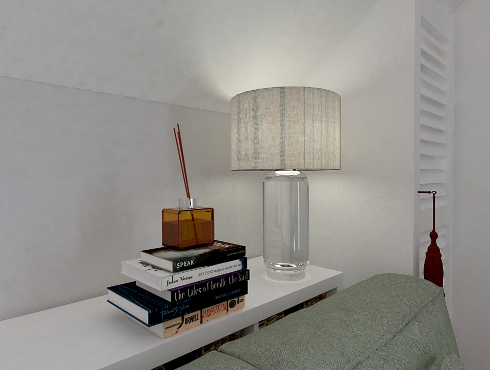 Aranżacja sypialni: Lampa stołowa z abażurem w paski, dyfuzor zapachowy i stos książek (m.in. Jules Verne, Orwell) na białej szafce nocnej, przy łóżku z zieloną narzutą i żaluzjami okiennymi.