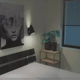 Minimalistyczna sypialnia z łóżkiem, czarną ramą łóżka, obrazem kobiety z panoramą miasta i dwoma czarnymi kinkietami, obok okna z żaluzjami stoją dwie rośliny doniczkowe na metalowym stoliku.