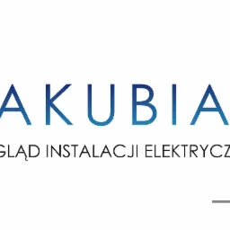 Minimalistyczne logo firmy 'Jakubiak' oferującej przegląd instalacji elektrycznych, z gradientem koloru niebieskiego na nazwie i prostą szarą ramką.