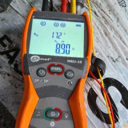 Solar Smart - Miernik rezystancji uziemienia Sonel MRU-10 z podłączonymi przewodami pomiarowymi, wyświetlający wartości pomiarowe na ekranie LCD.