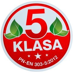 Okrągła naklejka z napisem '5 KLASA' na czerwonym tle, z zielonymi listkami po bokach cyfry 5 i gwiazdką pod napisem 'KLASA', oznaczająca klasę urządzenia grzewczego.