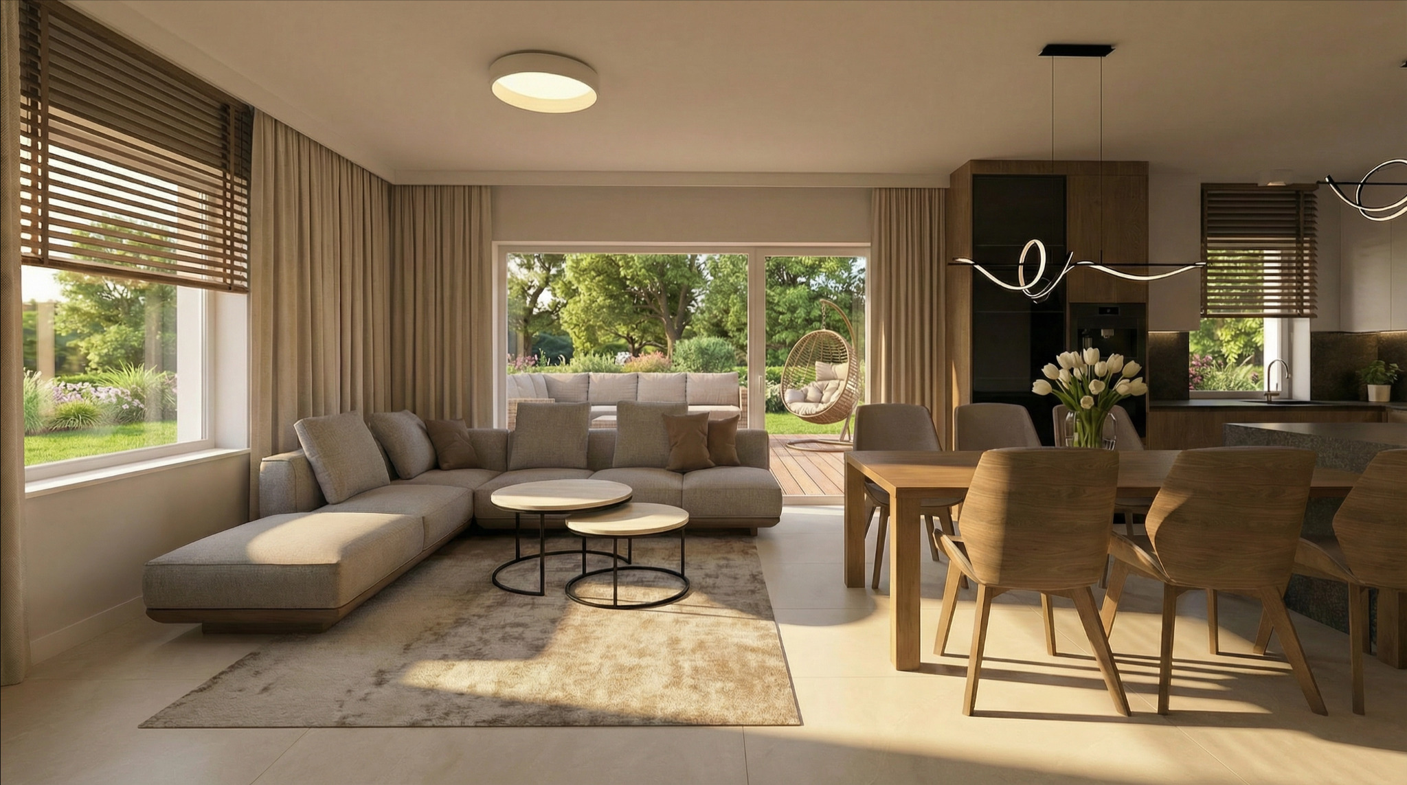 Jasne wnętrze z narożną sofą, stolikami kawowymi i drewnianym stołem jadalnym. Za oknem widok na ogród z hamakiem. Nowoczesne oświetlenie.