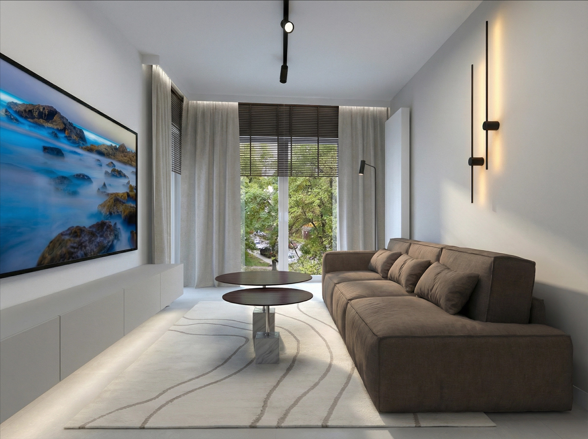 Nowoczesny salon z brązową sofą, okrągłym stolikiem kawowym i telewizorem. Minimalistyczne oświetlenie i jasny dywan z subtelnym wzorem. Widok na zieleń za oknem.