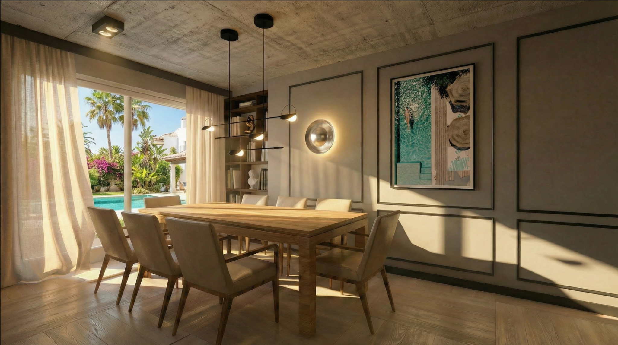 Nowoczesna jadalnia z drewnianym stołem i krzesłami w beżowej tonacji. Duże okno z widokiem na basen i tropikalny ogród. Na ścianie obraz w ramie i dekoracyjne panele.