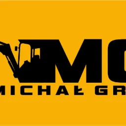 Logo firmy Michał Grab z sylwetką koparki wkomponowaną w litery MG na żółtym tle.