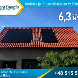 Instalacja paneli słonecznych Longi Solar 350 Full Black o mocy 6,3 kWp na dachu domu w Chojnowie, widok z dołu.