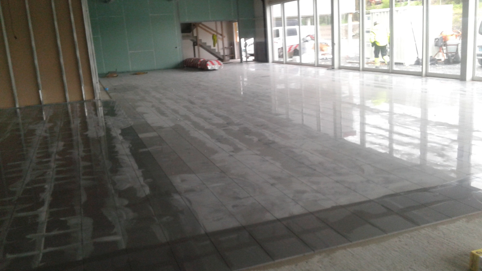 Posadzka z polerowanych płytek granitowych w salonie samochodowym w Oslo.