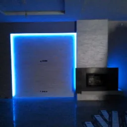 Nowoczesny salon z podświetlaną ścianą i kominkiem, wykończony płytkami imitującymi kamień, z niebieskim oświetleniem LED podkreślającym geometrię wnętrza.