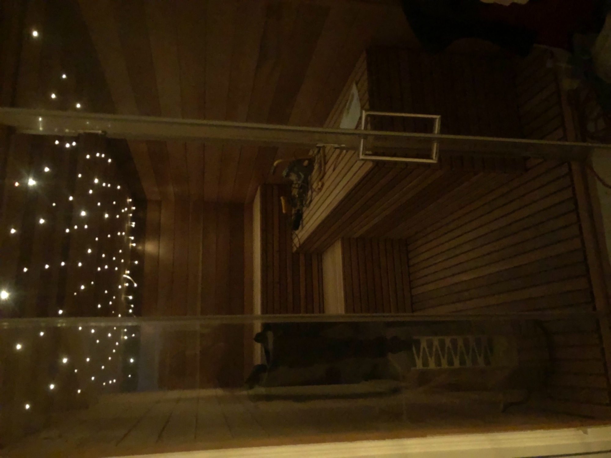 Drewniana sauna z oświetleniem punktowym, widok z góry na wnętrze z ławkami i elementami konstrukcyjnymi.