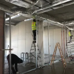 Wykonanie suchej zabudowy ścian GK, sufitów systemowych i prac malarskich w nowo powstającym biurowcu firmy DOPAK