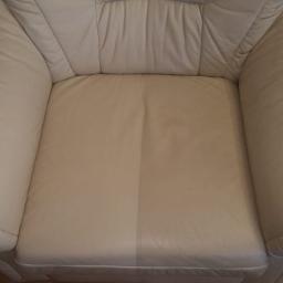 Kamil Dyczka - Beżowy fotel skórzany, widoczna różnica w czystości po lewej i prawej stronie siedziska, ukazująca efekt czyszczenia.