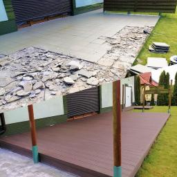 Rafał Leoniewski Solutions - Porównanie stanu przed i po: demontaż starego tarasu z płytek i montaż nowego tarasu z desek kompozytowych, widoczne etapy prac.