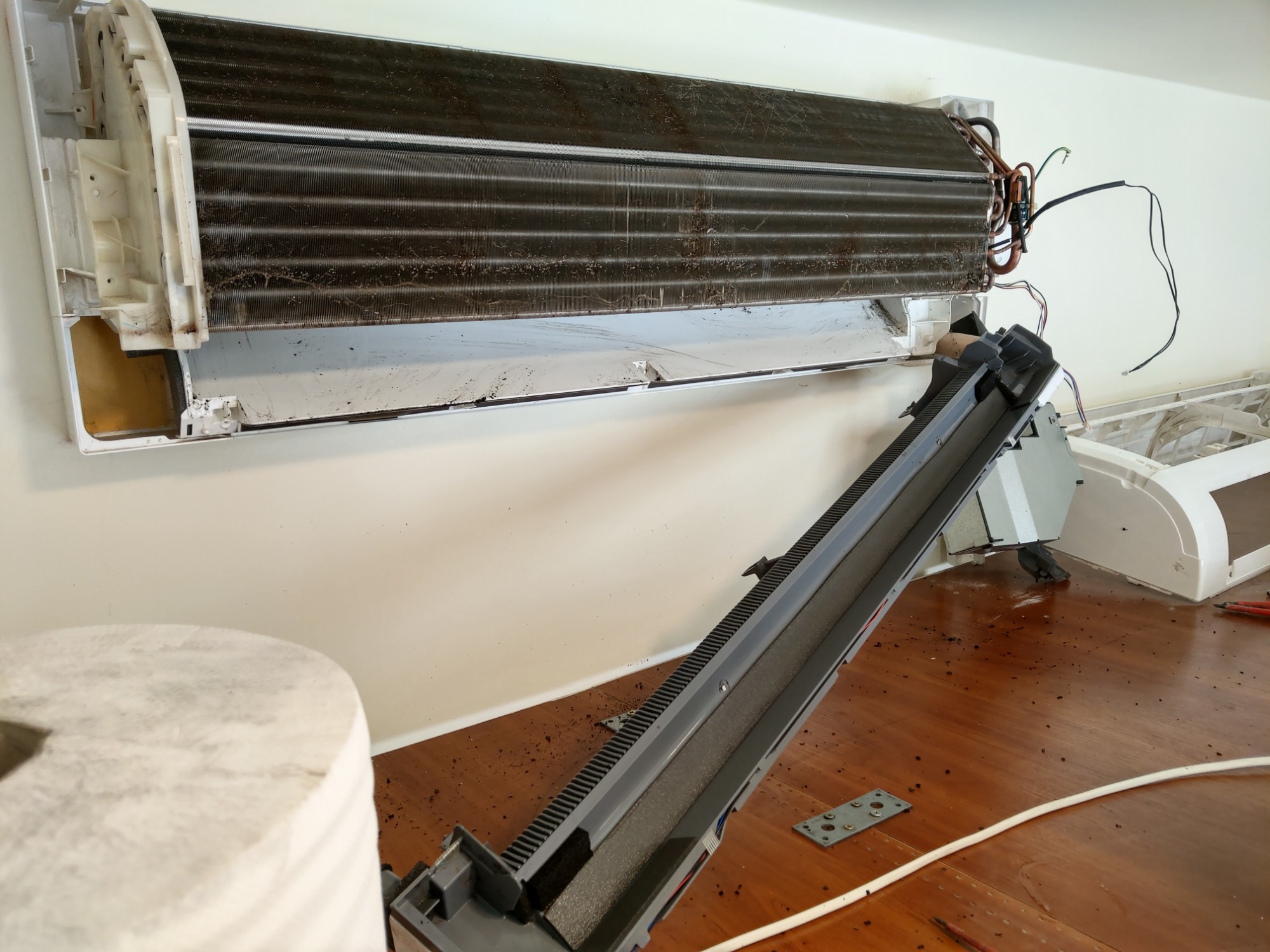 Nawet tak zaniedbane klimatyzatory jesteśmy w stanie doprowadzić do stanu używalności.