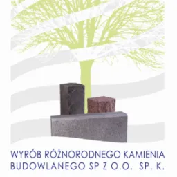 Prezentacja trzech próbek kamienia budowlanego o różnej fakturze i kolorze na tle grafiki z drzewem.