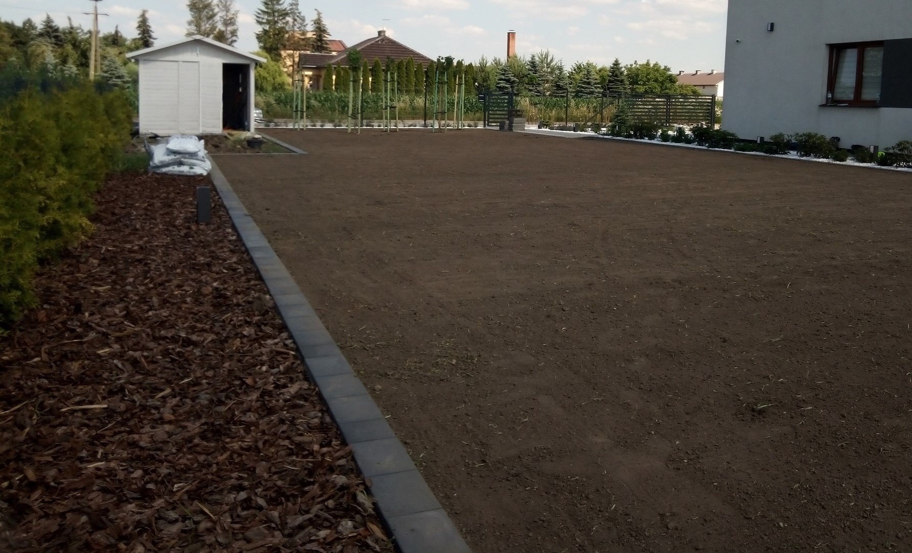 secret-garden równanie terenu pod trawnik z rolki