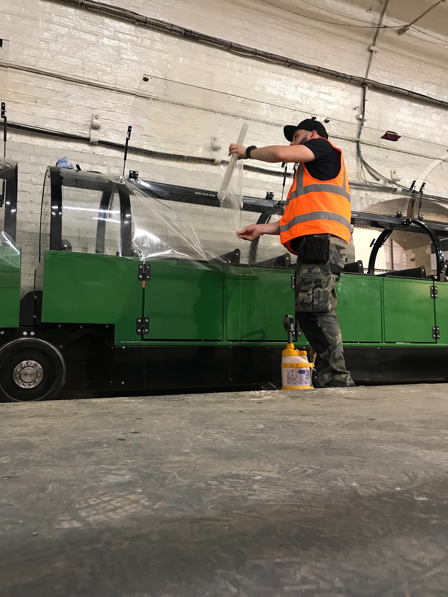 Muzeum poczty londyńskiej , oklejanie wagoników .