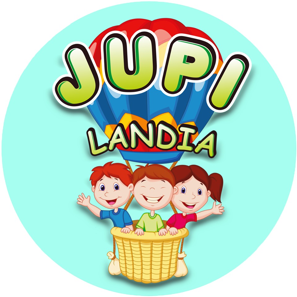 Kolorowe logo 'JUPI LANDIA' przedstawiające trójkę uśmiechniętych dzieci w koszu balonu na tle jasnoniebieskiego koła.