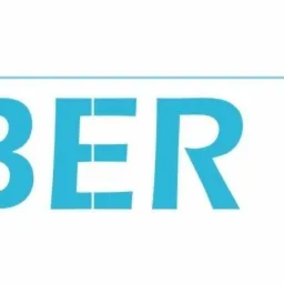 Niebieskie logo firmy Fiber-Bit z geometrycznym symbolem F w okręgu i linią łączącą kropki nad napisem.