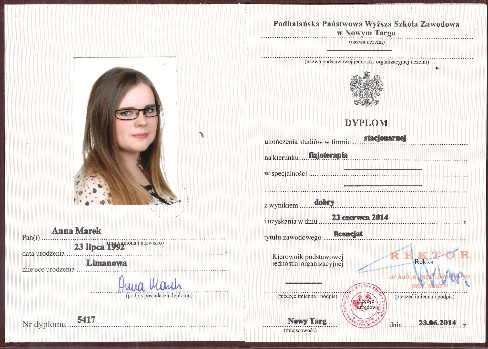 Skan dyplomu ukończenia studiów na kierunku fizjoterapia, wydany przez Podhalańską Państwową Wyższą Szkołę Zawodową w Nowym Targu, ze zdjęciem absolwentki Anny Marek.