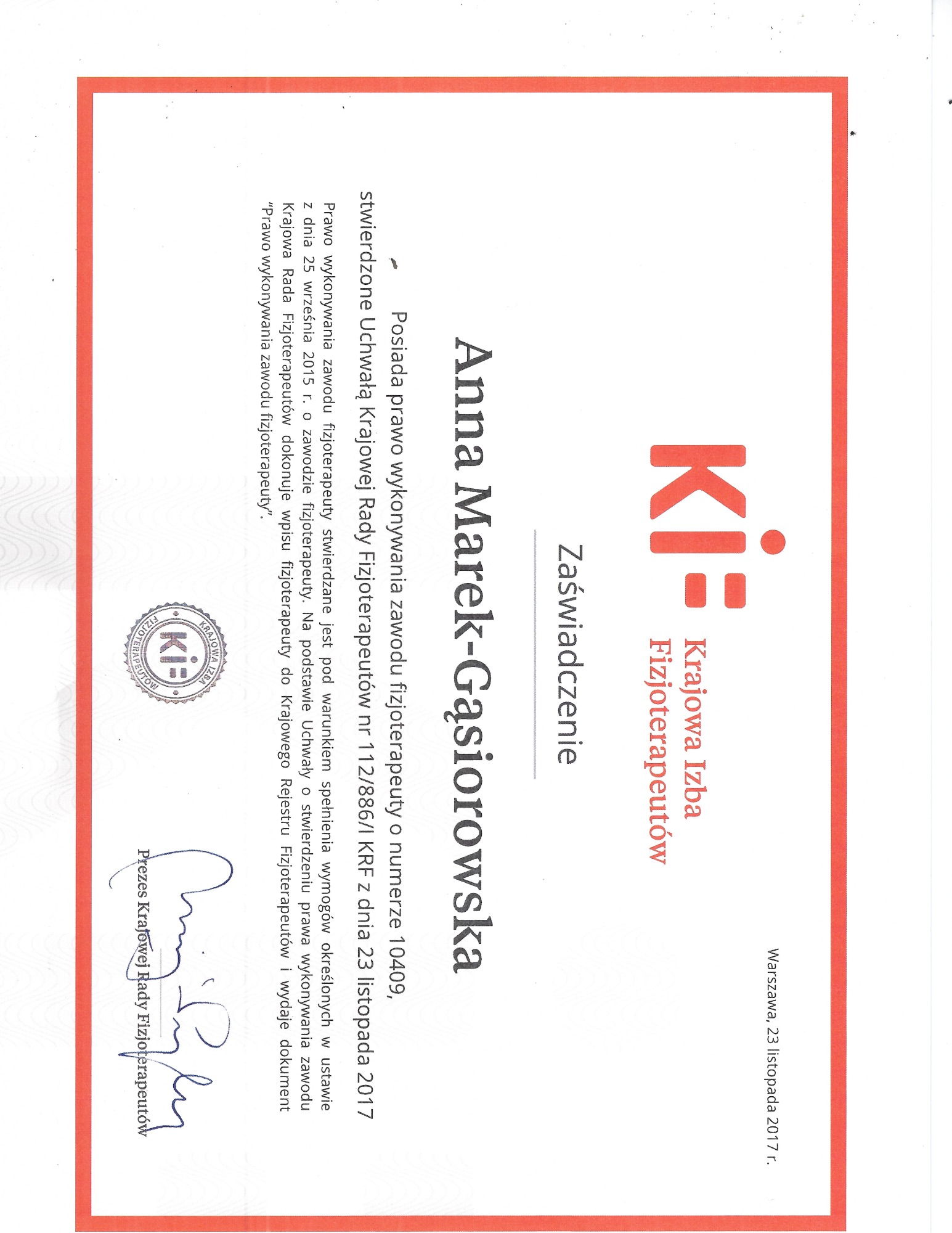 Skan zaświadczenia Krajowej Izby Fizjoterapeutów potwierdzającego prawo wykonywania zawodu fizjoterapeuty przez Annę Marek-Gąsiorowską, wydane w Warszawie 23 listopada 2017 roku.