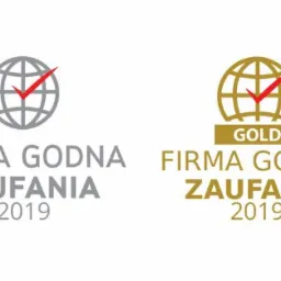 Dwa znaki graficzne 'Firma Godna Zaufania 2019', jeden w kolorze szarym, drugi w złotym, oba z symbolem globu z czerwoną fajką.
