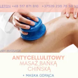 Masaż antycellulitowy bańką chińską na nodze pacjentki, wykonywany przez masażystkę w białym uniformie. Skóra natłuszczona, widoczna niebieska bańka.